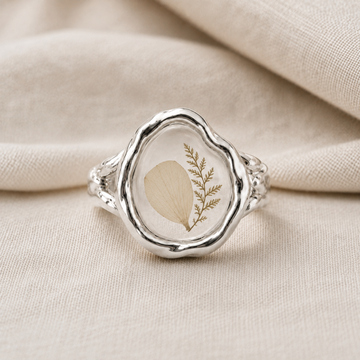 Le Rosse Studio Memorial Botanical Relic Ring in Sterling Silver with preserved botanical fragments in a clear relic setting