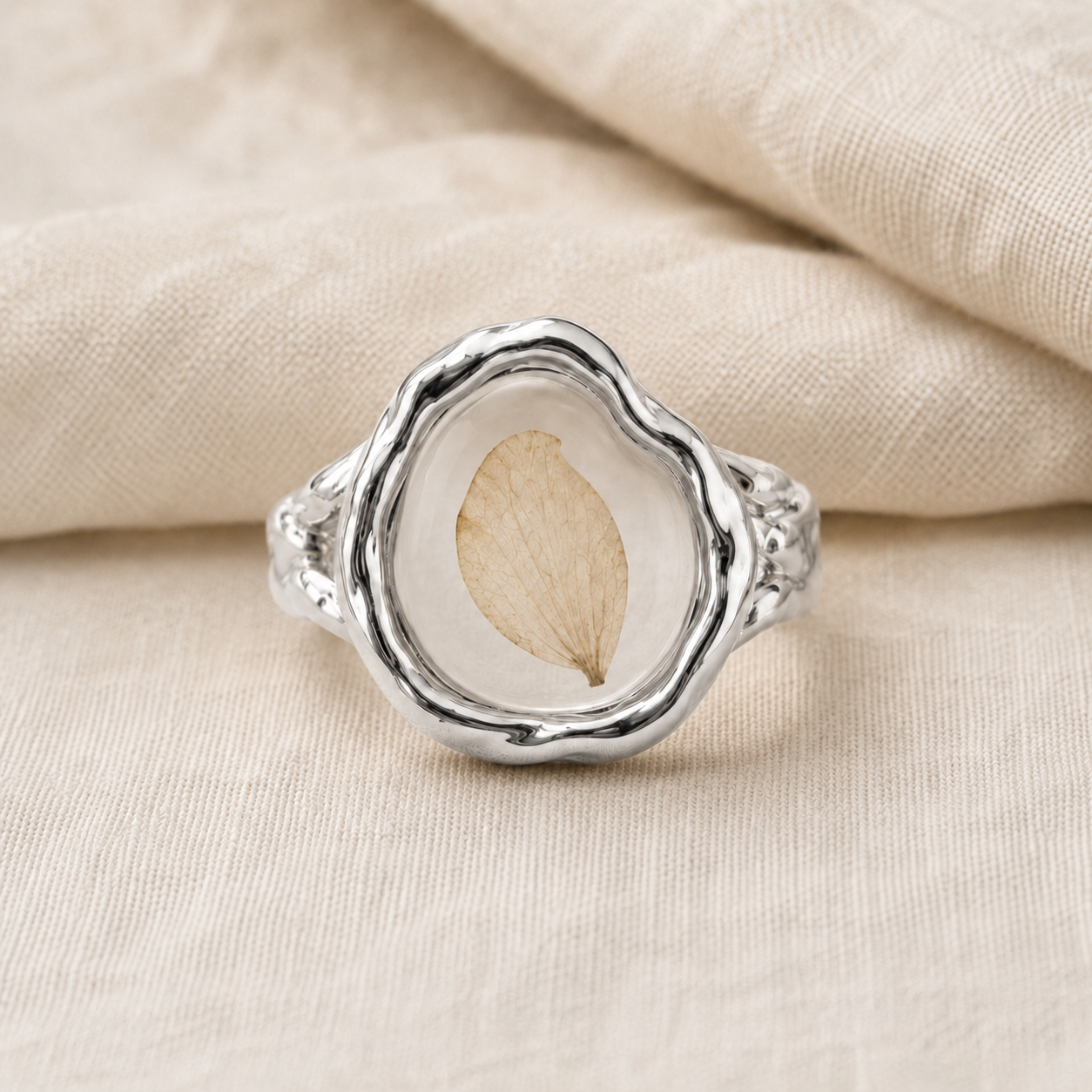 Le Rosse Studio Single Petal Botanical Relic Ring in Sterling Silver with one preserved petal in a clear botanical window