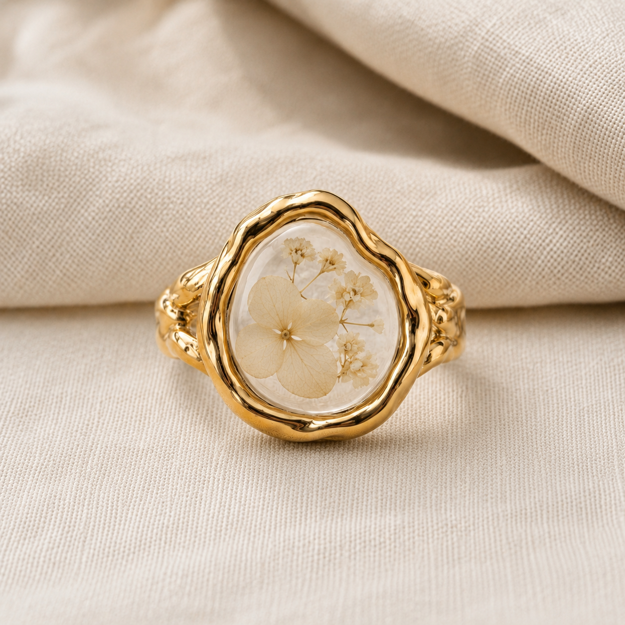 Le Rosse Studio Wedding Flower Botanical Relic Ring in Gold Finish with preserved wedding flower fragments in a clear relic setting