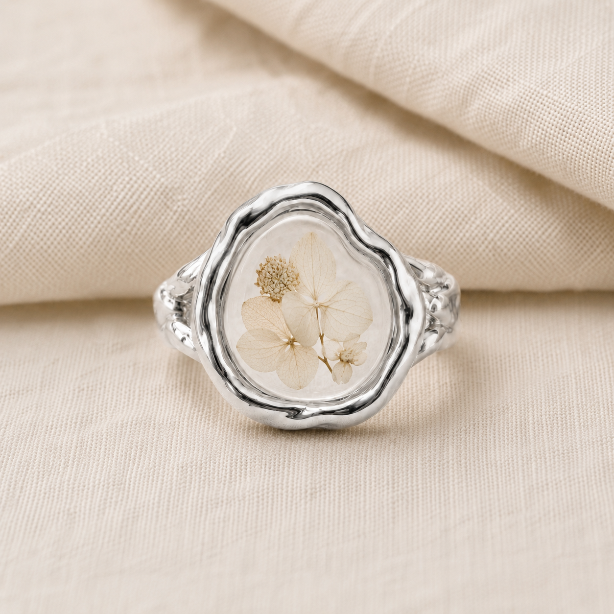 Le Rosse Studio Wedding Flower Botanical Relic Ring in Sterling Silver with preserved wedding flower fragments in a clear relic setting